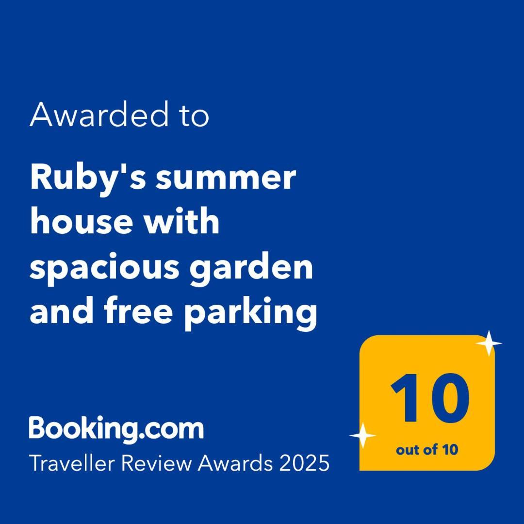 Ruby's Summer House With Spacious Garden And Free Parking Dom wakacyjny